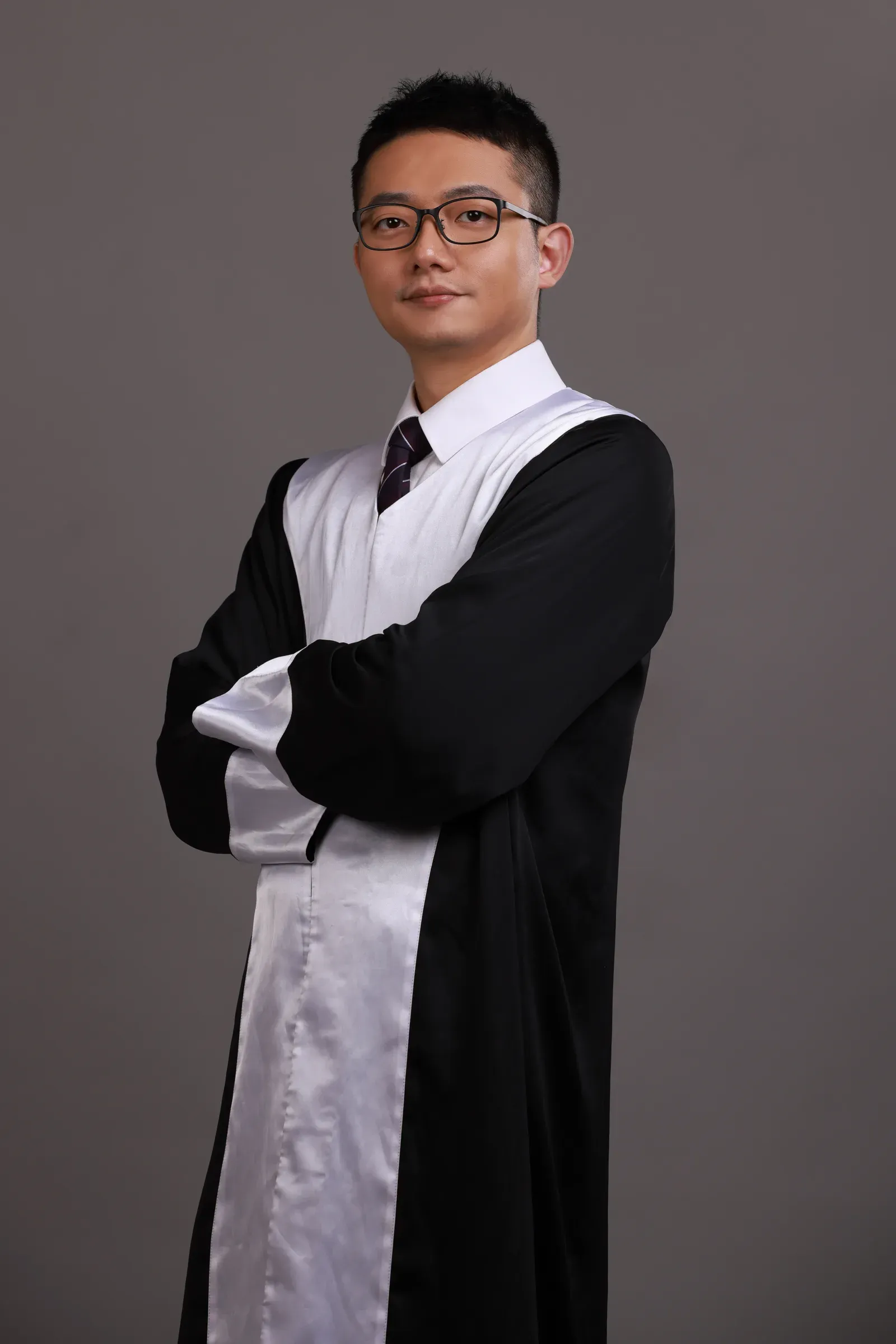 黃儉忠律師（律師袍）